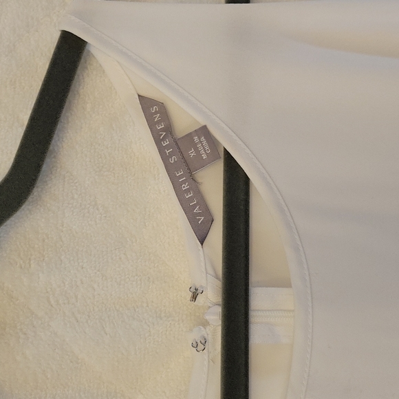 Valerie Steven's white Dressy Tank - Picture 2 of 5